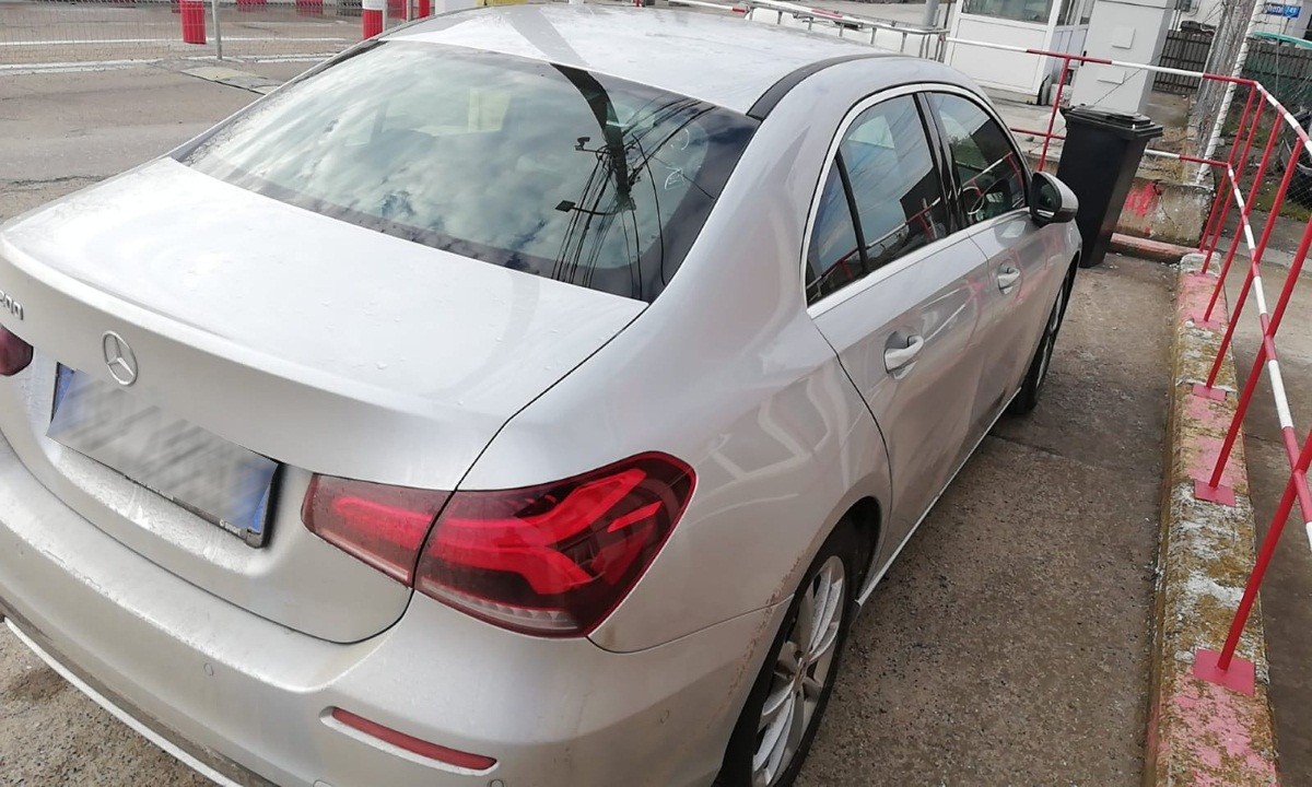 FOTO // Un moldovean s-a pornit acasă cu un Mercedes din 2021, dar a fost reținut în România. Care este motivul